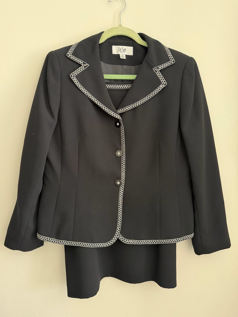 LE SUIT 2 Piece Classic Suit Blazer/Skirt -Women's Size 12P - Black w/Embroidery